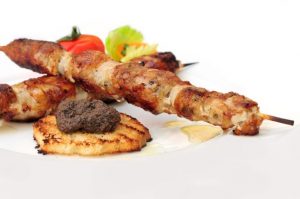 Spiedini di carne con crostino e paté.
