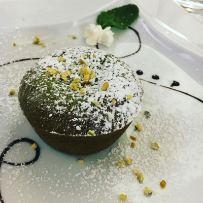 Dolce al pistacchio con zucchero a velo e granella.