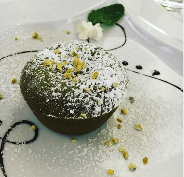Dolce al pistacchio con zucchero a velo e granella.