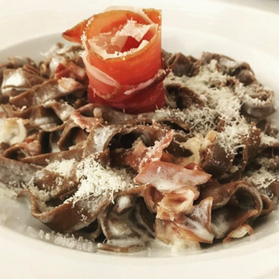 Tagliatelle al cacao con pancetta e parmigiano.