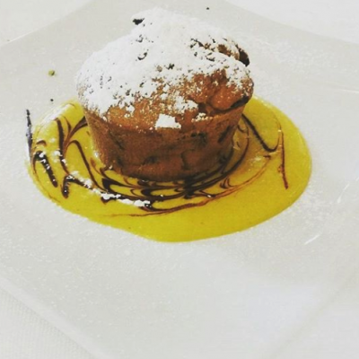 Muffin con zucchero a velo su salsa decorata.