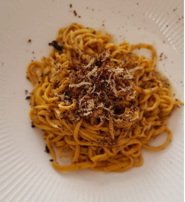 Piatto di pasta con tartufo grattugiato.