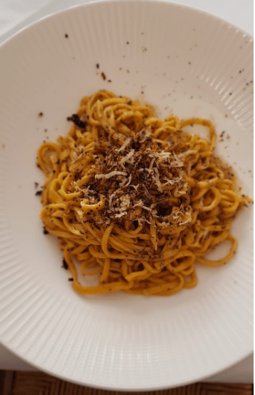 Piatto di pasta con tartufo grattugiato.