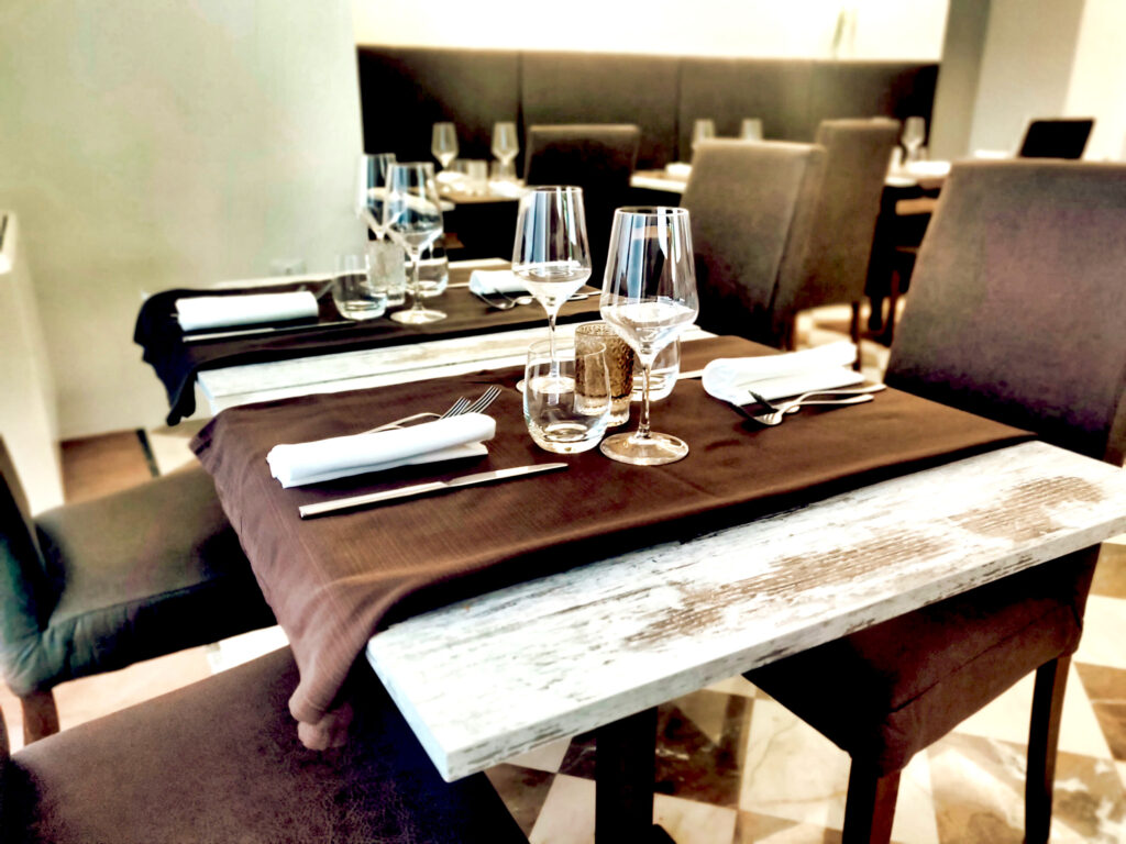 Tavolo apparecchiato in un ristorante elegante.